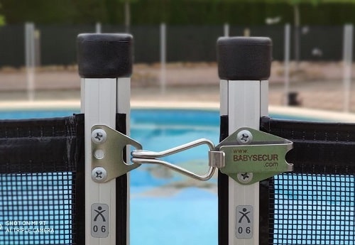 portillon de sécurité piscine avec système de fermeture à loquet