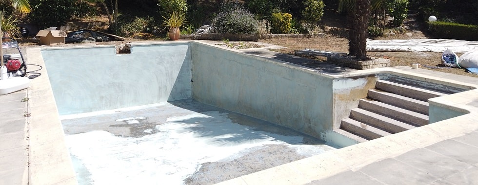 Ancienne piscine en béton à rénover par revêtement en résine