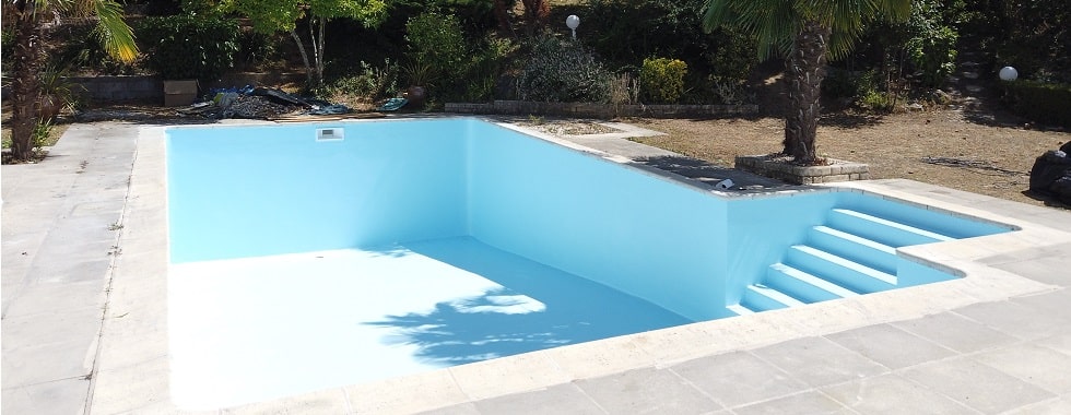 Revêtement piscine en résine avec gelcoat bleu clair