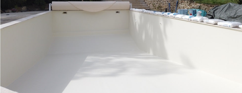 revêtement piscine en résine polyester avec gelcoat couleur ivoire