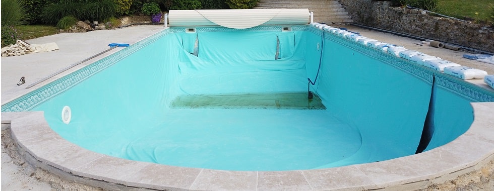 Ancien liner de piscine à remplacer