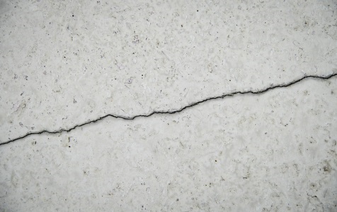 Fissure du support en béton à colmater