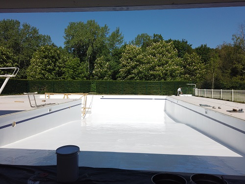Piscine en béton rénovée par revêtement en résine et fibre de verre