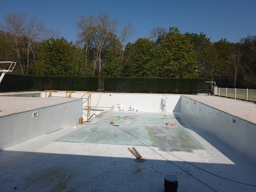 preparation de la structure en beton de la piscine
