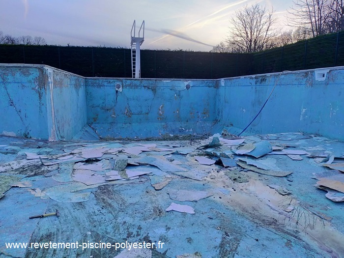 rénovation d'une piscine en béton. Dépose de l'ancien revêtement