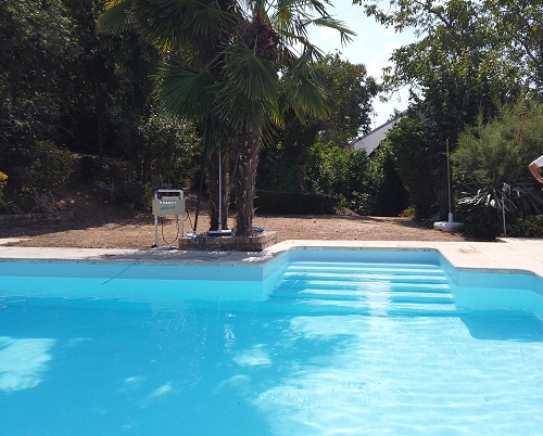 Piscine avec revêtement en résine bleu clair en eau après une semaine de séchage