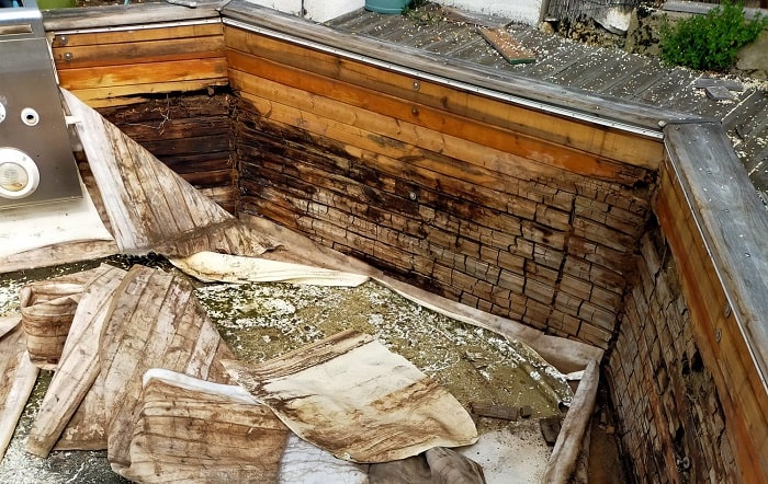 Dépose de l'ancien liner d'une piscine hors-sol en bois. Bassin à rénover par résine polyester armée de fibre de verre avec gelcoat de finition