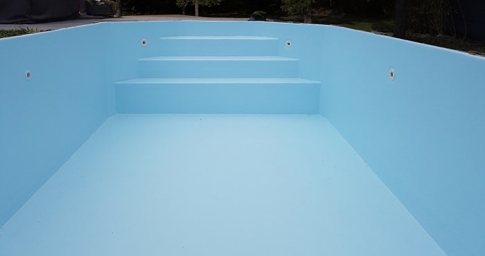 piscine hors sol en bois avec revêtement en résine polyester armée de fibre de verre et gelcoat Bleu clair