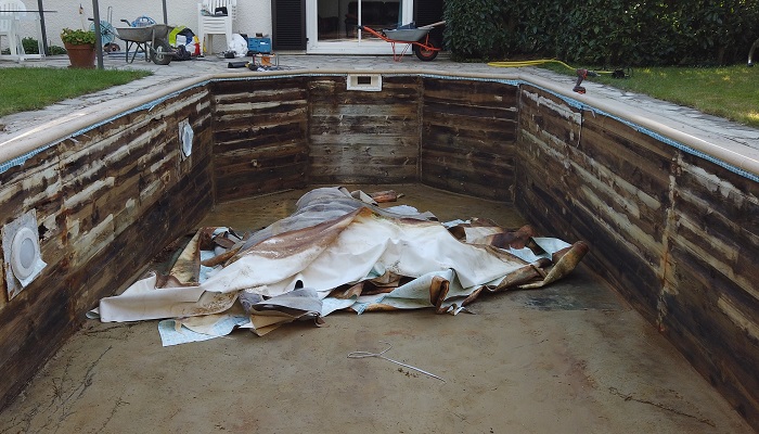 Moisissures sur piscine en bois enterrée après dépose de son ancien liner