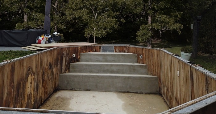 piscine hors sol en bois avant rénovation par résine polyester armée de fibre de verre et gelcoat de finition