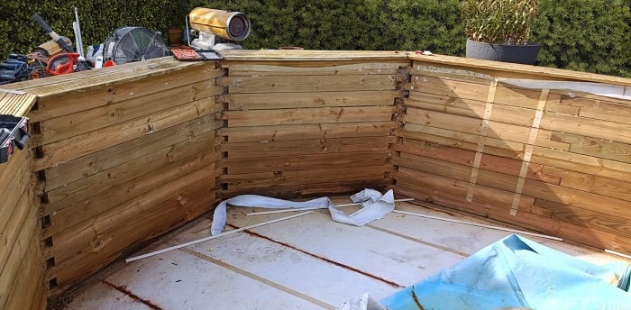 piscine en bois après dépose de son ancien liner à rénover par résine polyester armée de fibre de verre