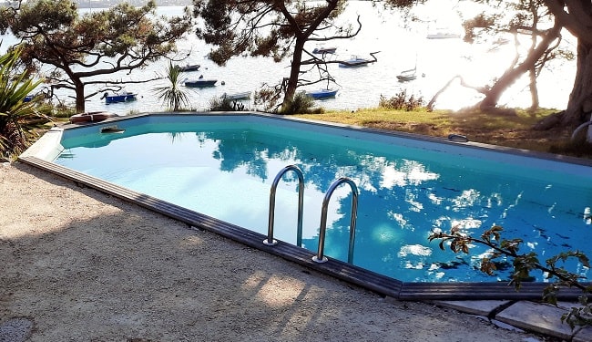 Piscine en bois de forme octogonale allongée