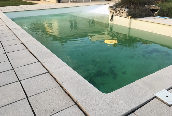 Le traitement efficace de l'eau de votre piscine permettra d'éviter les problémes d'eau verte