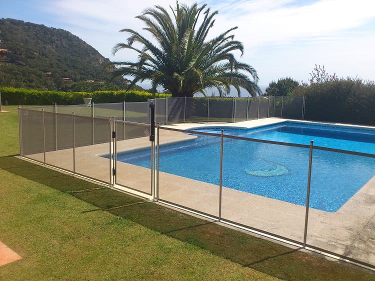 Barrière de sécurité piscine en filet transparent avec portillon à fermeture magnétique