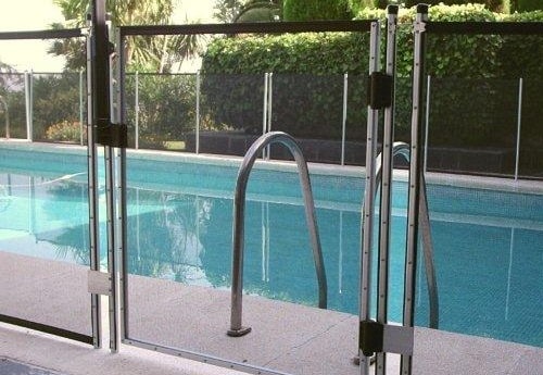 portillon de sécurité piscine avec système de fermeture magnétique