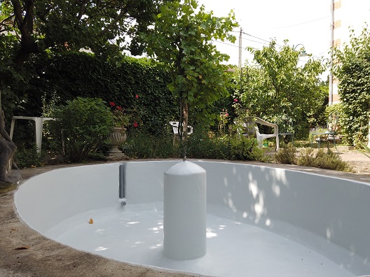 Fontaine avec son nouveau revêtement en résine polyester avec gelcoat blanc