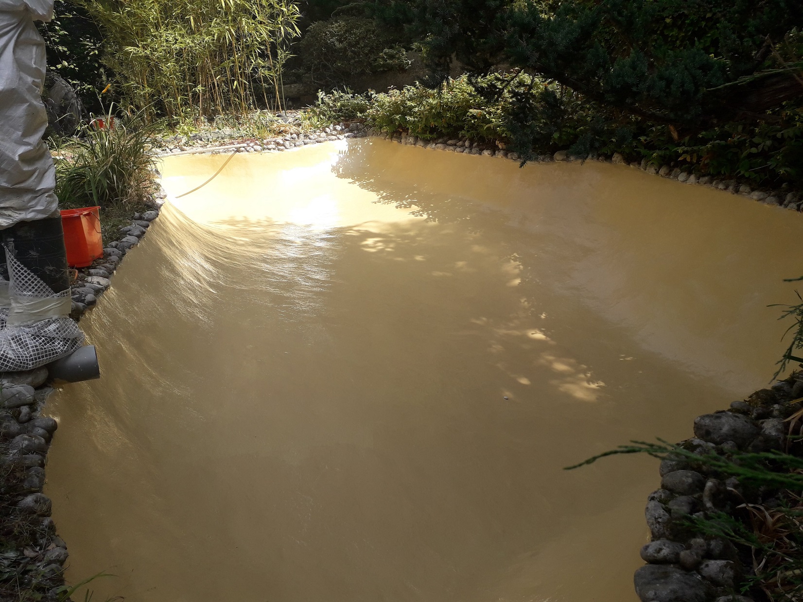 Bassin avec revêtement en résine polyester et fibre de verre