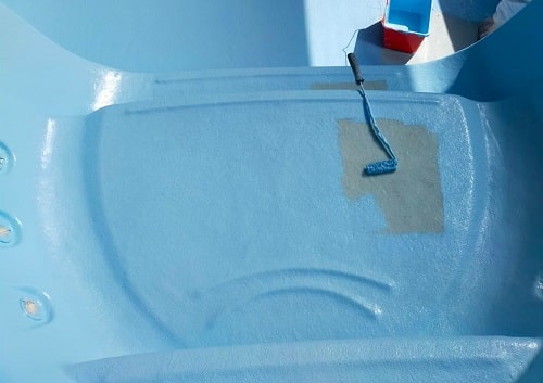 aplication d'un Gelcoat piscine Bleu clair sur piscine aux reliefs complexes