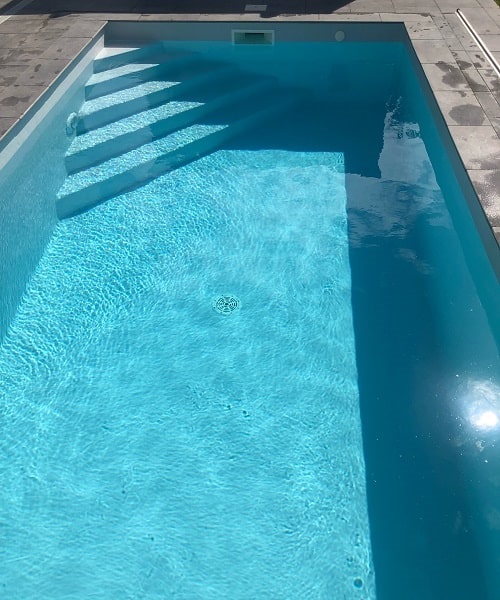 Piscine avec gelcoat gris clair en eau