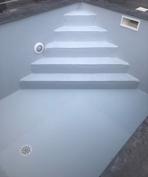 Piscine contemporaine avec gelcoat gris clair RAL 7035