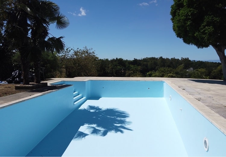 Gelcoat piscine bleu clair sur piscine en béton