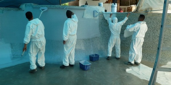 pose de couches de resine et fibre de verre