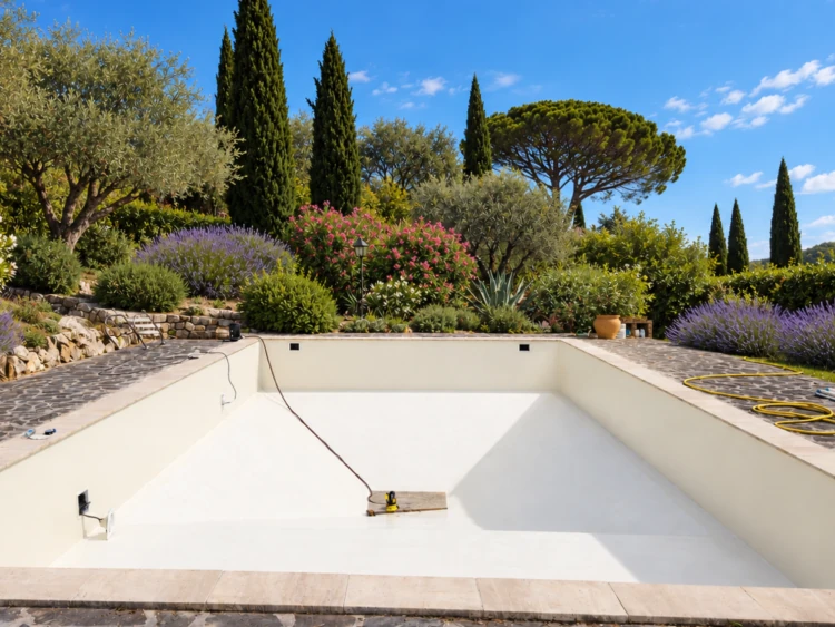 Piscine avec son nouveau revêtement en résine polyester armée avec gelcoat de finition