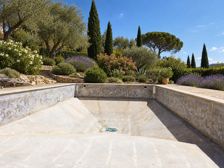 Piscine dans la région de Nice à rénover par résine polyester armée de fibre de verre et gelcoat