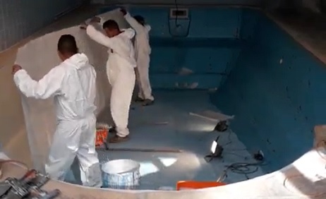 application de fibre de verre sur la piscine coque