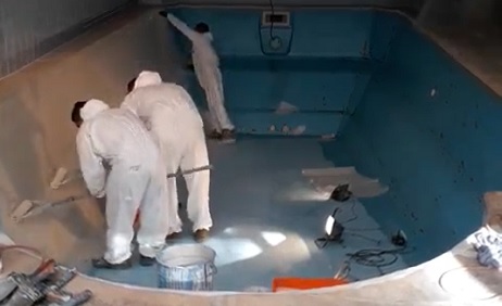 Application de résine polyester sur la fibre de verre