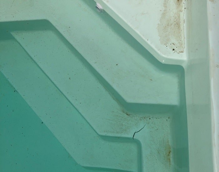 escalier d'une piscine coque fissuré