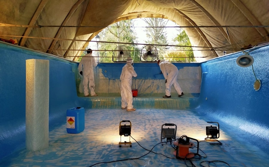 Restauration de la piscine coque par fibre de verre et polyester