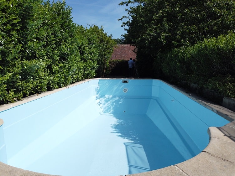 piscine coque en résine polyester et fibre de verre