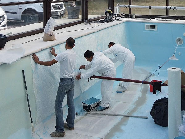Rénovation de la piscine coque par résine polyester et fibre de verre