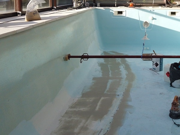 Réparation d'une piscine coque fissurée