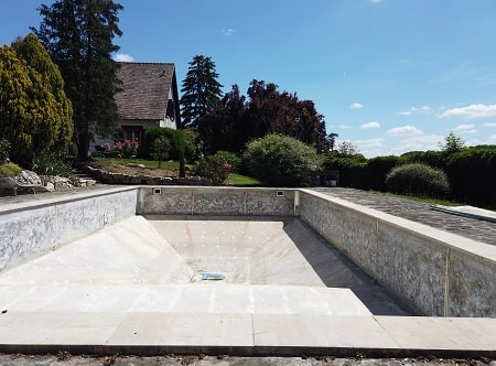 Une piscine en béton doit être équipée d'un revêtement assurant son étanchéité ainsi que sa finition