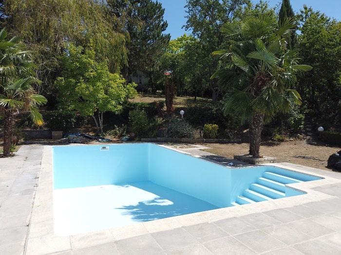 Piscine apres refection. Revêtement en résine et Gelcoat bleu clair en finition