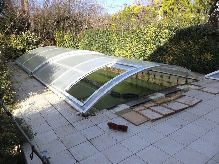 Ancienne piscine en béton avant sa remise en état