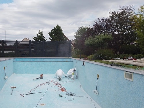 piscine en mosaique à rénover. poncage du support