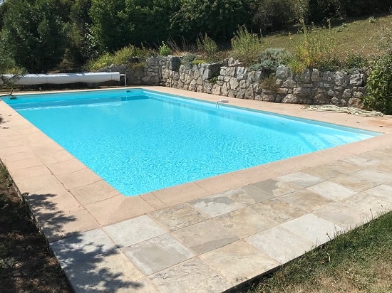 piscine avec son revetement en résine armée et gelcoat blanc satiné en eau