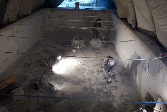 Ponçage intégral de la surface en béton du bassin
