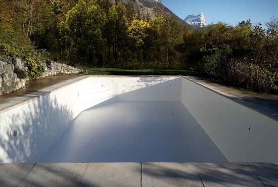 Renovation de la piscine par résine polyester terminée.
