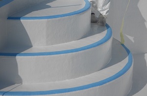 escalier piscine apres renovation par revetement polyester