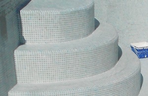 escalier piscine en mosaique avant rénovation par revetement polyester