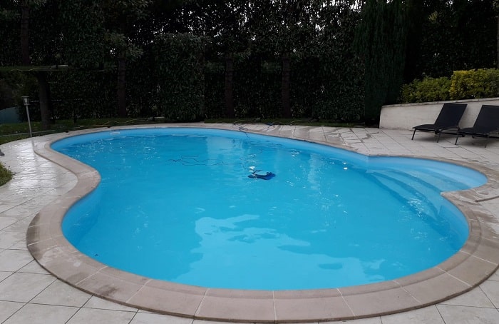 Piscine à panneaux acier avec son nouveau revêtement en résine polyester en eau