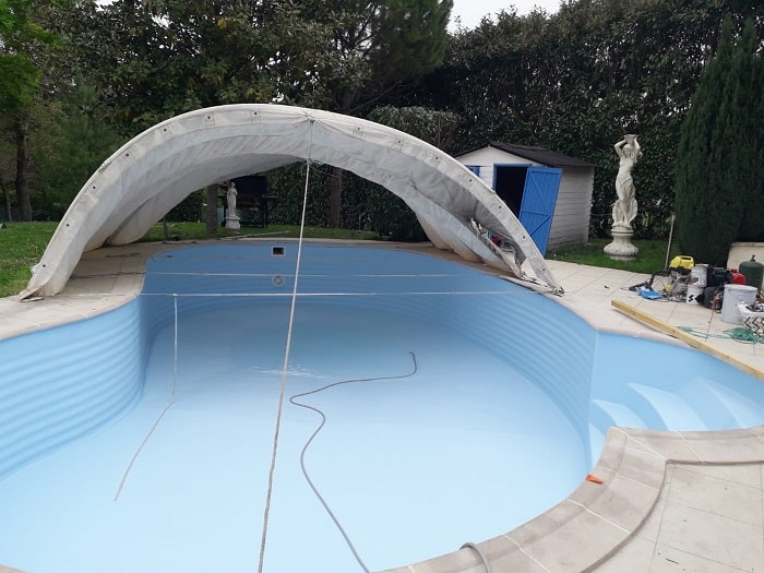 Piscine à panneaux en acier rénovée par résine armée et Gelcoat de finition Bleu clair