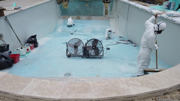 Piscine à rénover par résine armée de fibre de verre