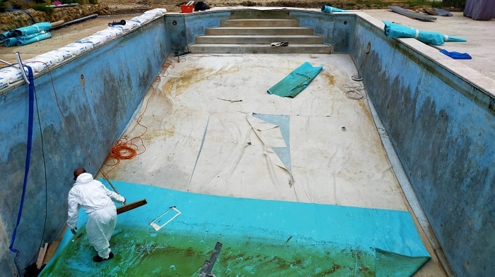 Piscine à restaurer par résine polyester et fibre de verre. Dépose de l'ancien liner