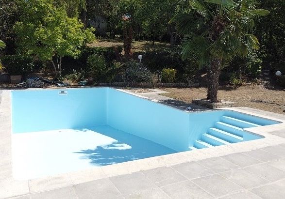 piscine rénovée par résine armée. Gelcoat bleu clair