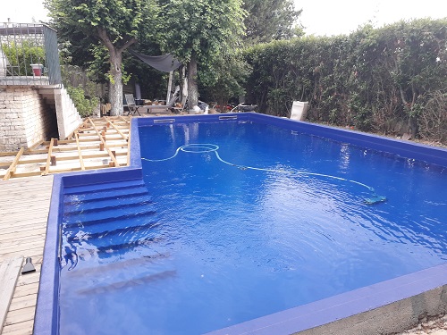 piscine avec cuvelage en polyester et gelcoat bleu en eau